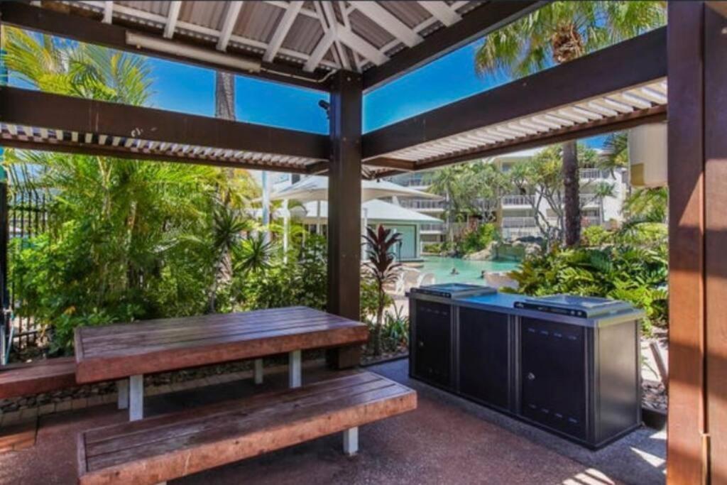 Resort Queen Studio At Alex Beach Resort Alexandra Headland Bagian luar foto